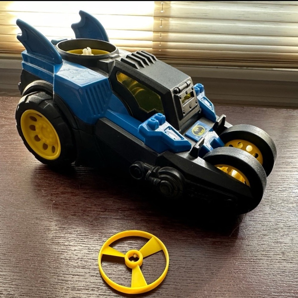 Batman Bat Cycle and Batmobile lot-2-Batmobile shooting disks Bat Cycle Batman